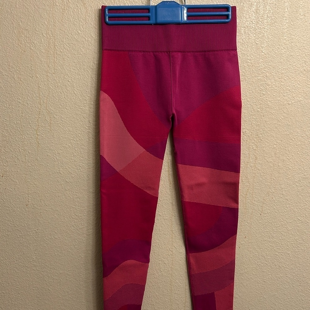 20. Fabletics Women Full Length Pink Leggings Size Small